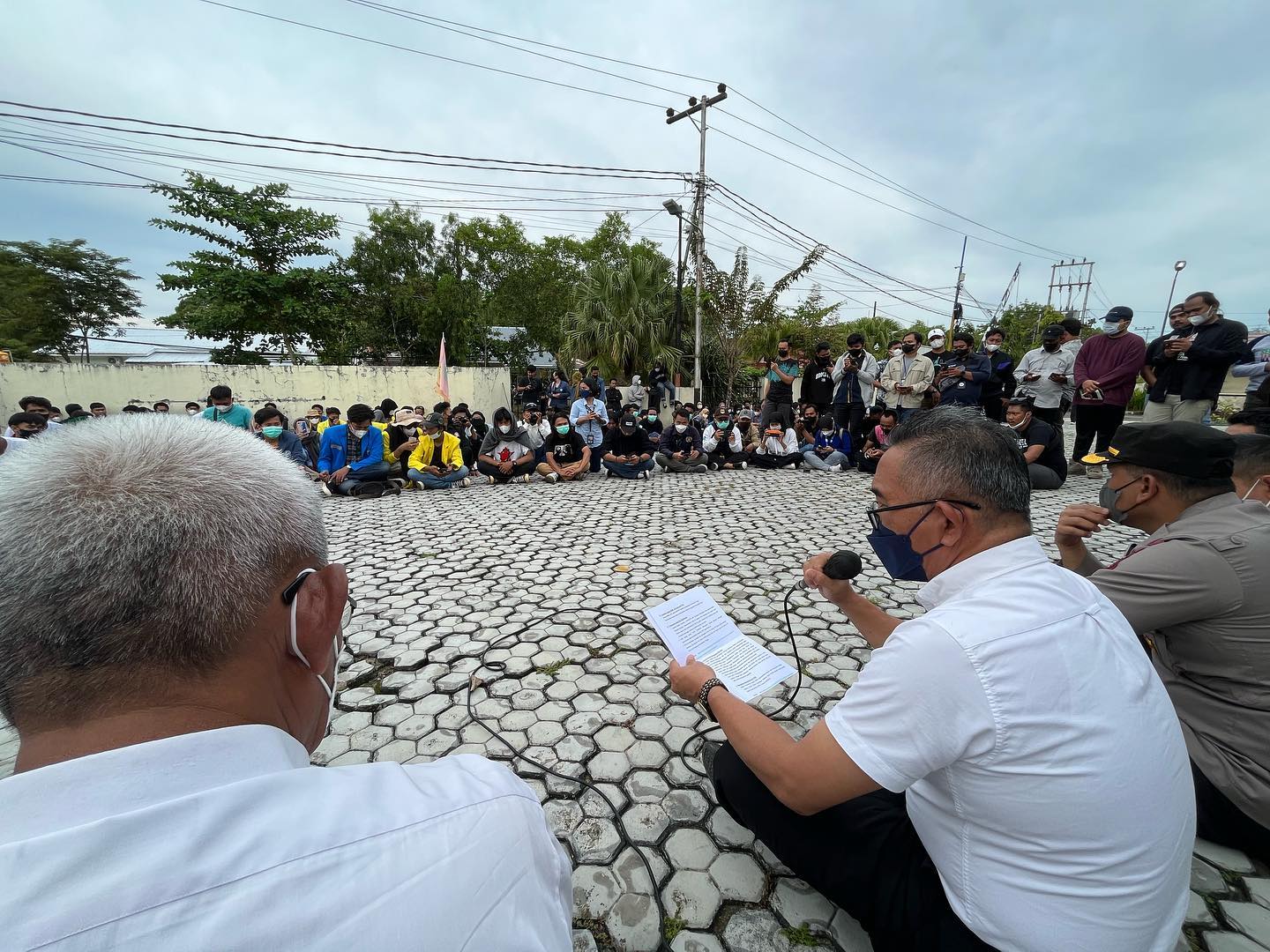 Menerima dan Berdialog dengan Ratusan Mahasiswa yang Berunjuk Rasa