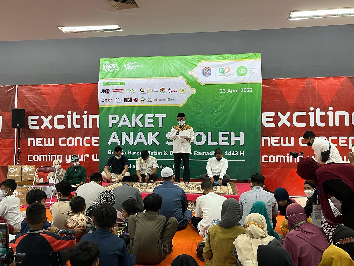 Mengikuti Pelaksanaan Kegiatan Paket Anak Soleh Belanja Bareng Anak Yatim dan Dhuafa