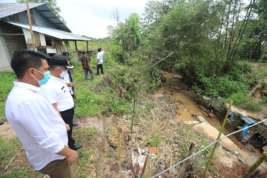 Meninjau Lokasi Drainase di Wilayah RT 13 Juata Laut