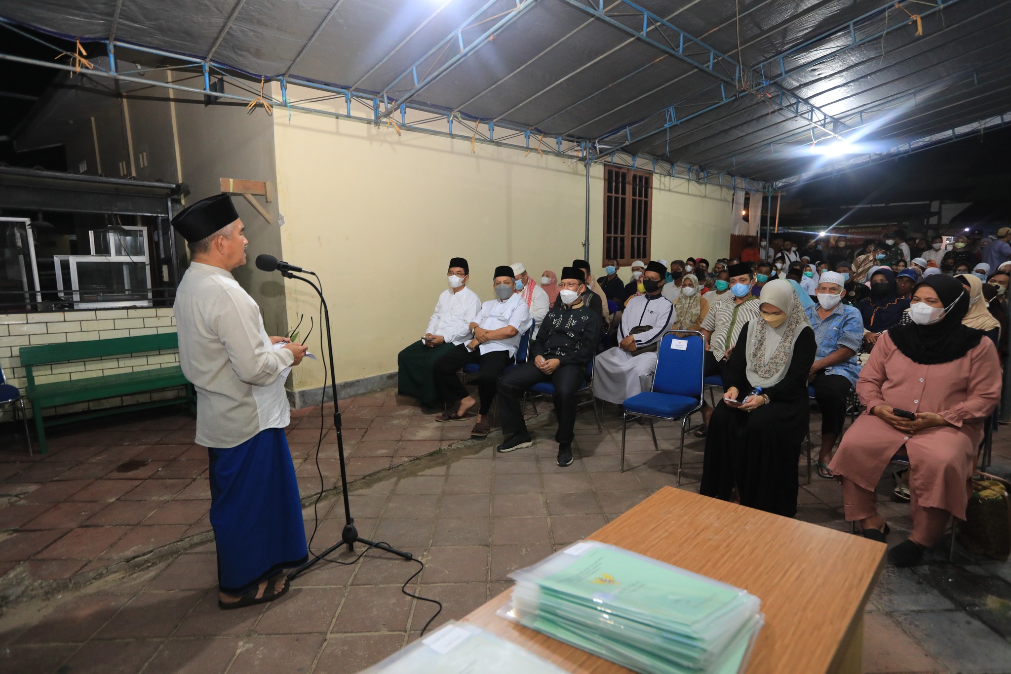 Menyerahkan Sertipikat Tanah Kepada Warga Kelurahan Karang Anyar