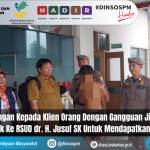 Pekerja Sosial Ahli Pertama Dinsos PM Kota Tarakan Didampingi Pendamping Sosial Non ASN Melaksanakan Pendampingan Klien ODGJ Yang Dirujuk Ke RSUD dr. H. Jusuf SK